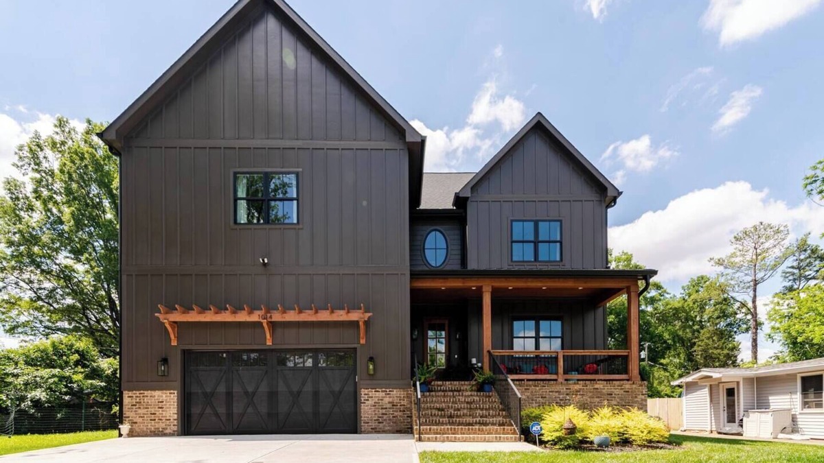 Villa Heights House | Brand New 5 Bedroom Home in Villa Heights minutes to uptown!