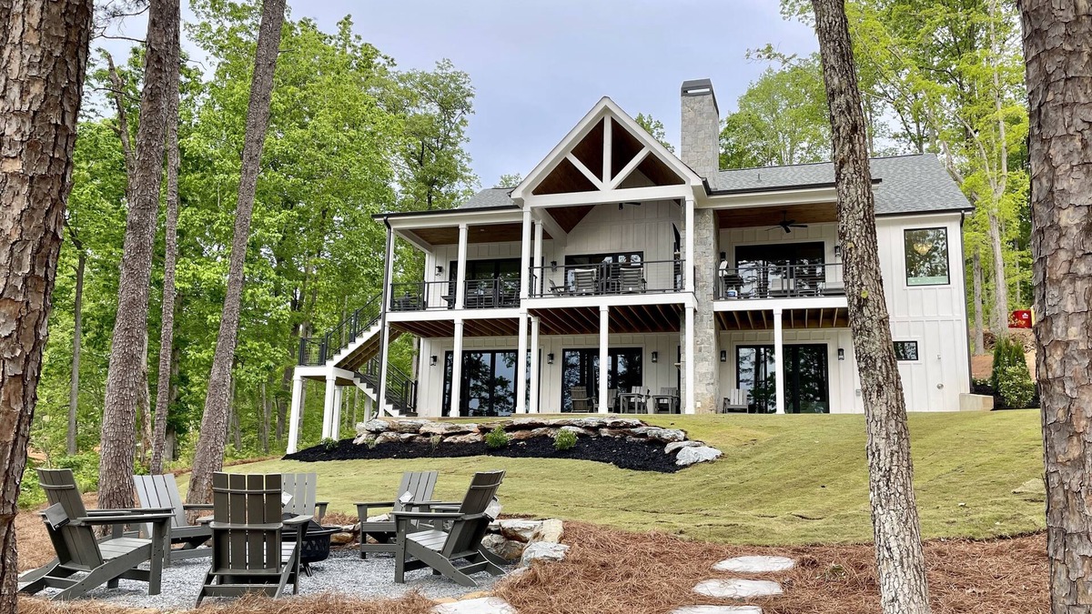 West Union House | Brand New 6BR/6BA Luxury, 20min to Clemson. Wooded flat lot/firepit/pool table!
