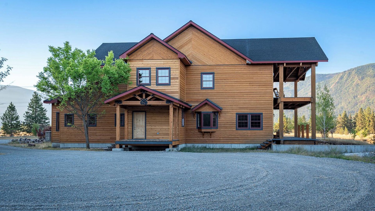 Thompson Falls House | BRAND NEW 7500 sf, 5BR/6BA luxury cabin retreat-walk to Clark Fork river.