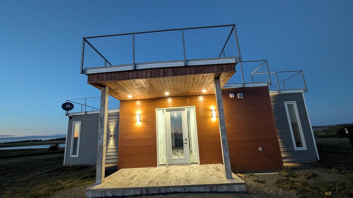 Port Philip Cottage | Brand New! Breathtaking 3 bedroom + den cottage on the ocean front!