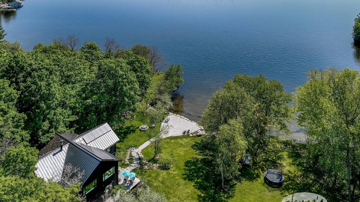 Minett Cottage | Brand New Build on Rosseau! 6 beds, 3 baths! Beach! Electric car charging!
