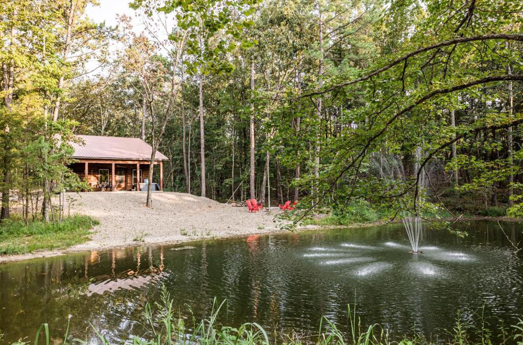 Broken Bow House | Brand New Calvert's Copper Cabin for Couples, Hot Tub, Free Firewood