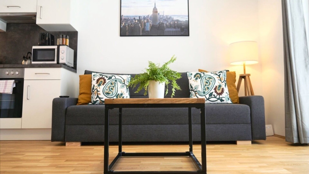 Jakomini Apartment | Brand New Central Industrial Style Flat + Netflix!