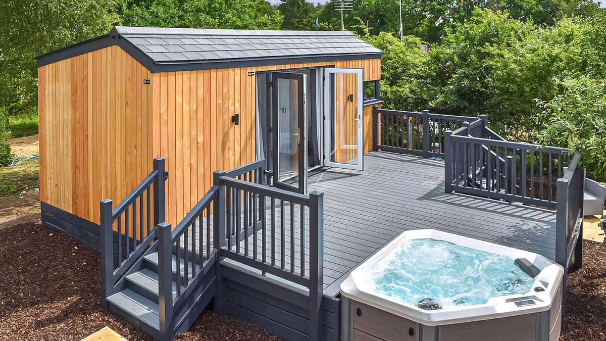 Holton Le Clay Ski Chalet | Brand new for 2021 is this stunning open plan modern hotel suite lodge.
