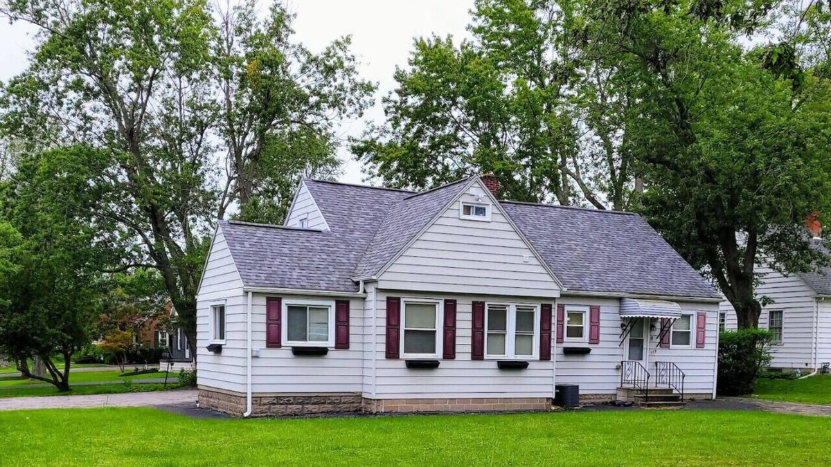 West Seneca House | Brand new furniture with parking
