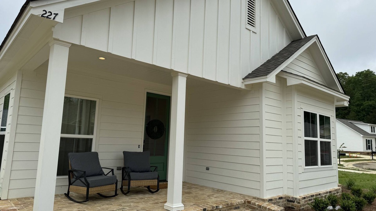 Starkville House | Brand New Gameday Getaway! Less than 3 miles from Campus.