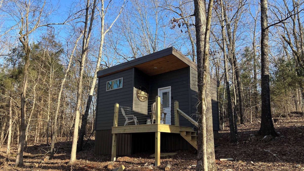 Mammoth Spring Cabin | Brand new Hillcrest cottage 1 mile from Mammoth Spring Park!