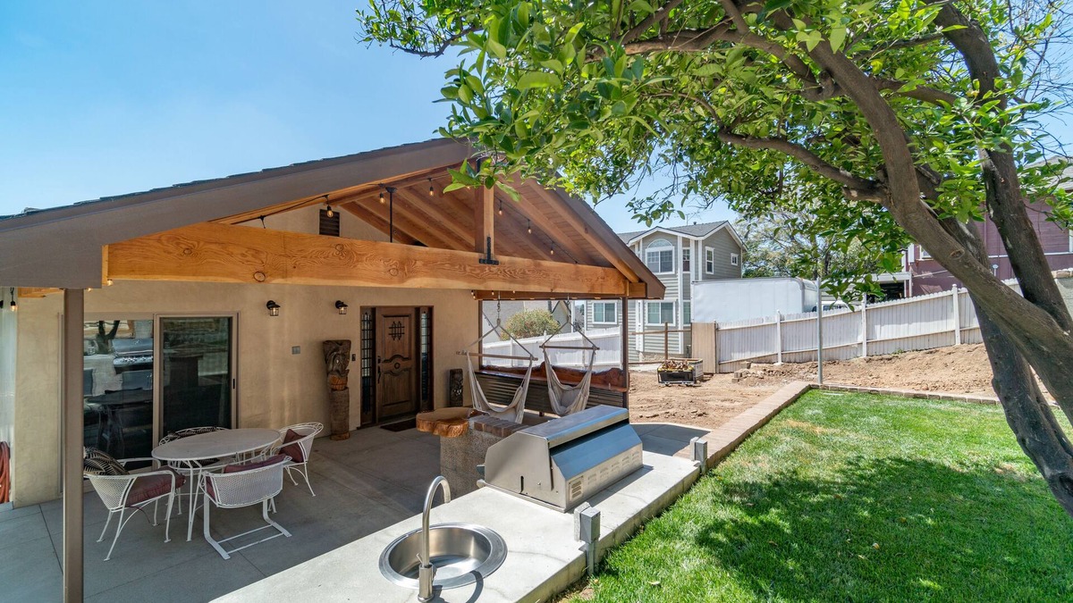 Orange House | BRAND NEW HOME | VIEW, FIRE PIT, BBQ & PUTTING GREEN