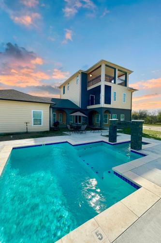 Red Rock House | Brand new house 3 floors 8 bedrooms