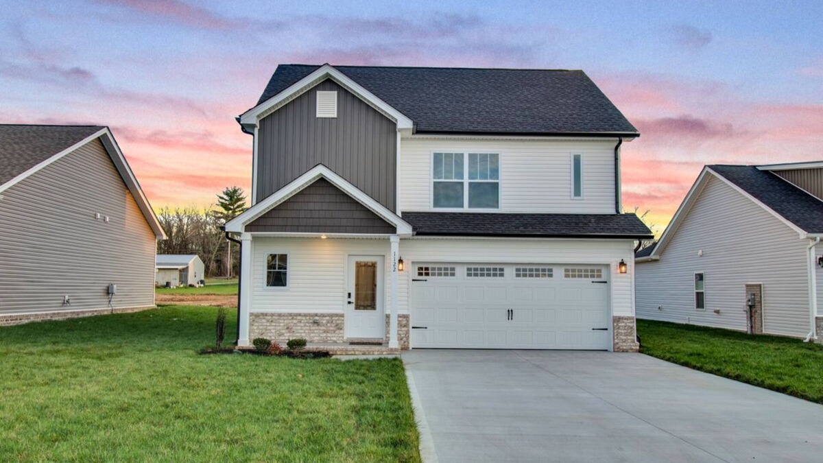Burns House | Brand New House 45 min to Nashville in Peaceful Burns TN
