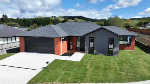 Pukehangi House | Brand New House with 5 bedroom and 3 full bathroom