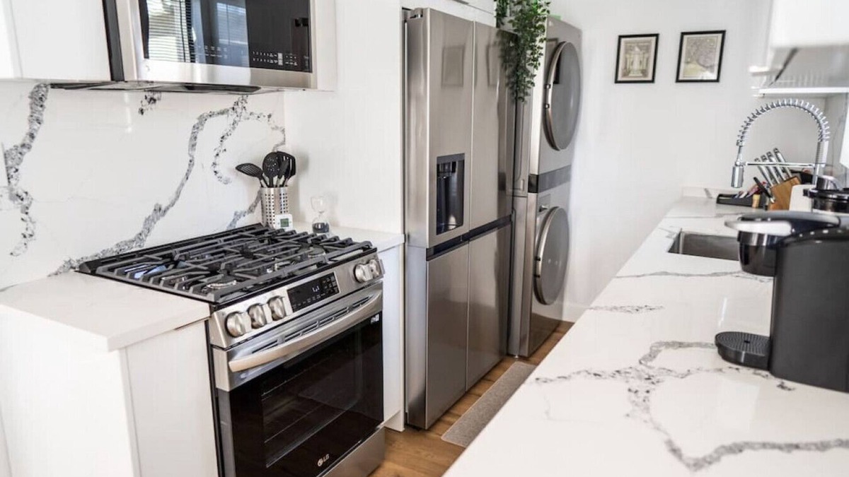 NoHo Arts District Apartment | BRAND-NEW INTERIOR 2BR APARTMENT COMPLETED RENOVATED/REMODELED IN 2022 with LARGE PRIVATE FENCED PATIO and PARKING (p59)