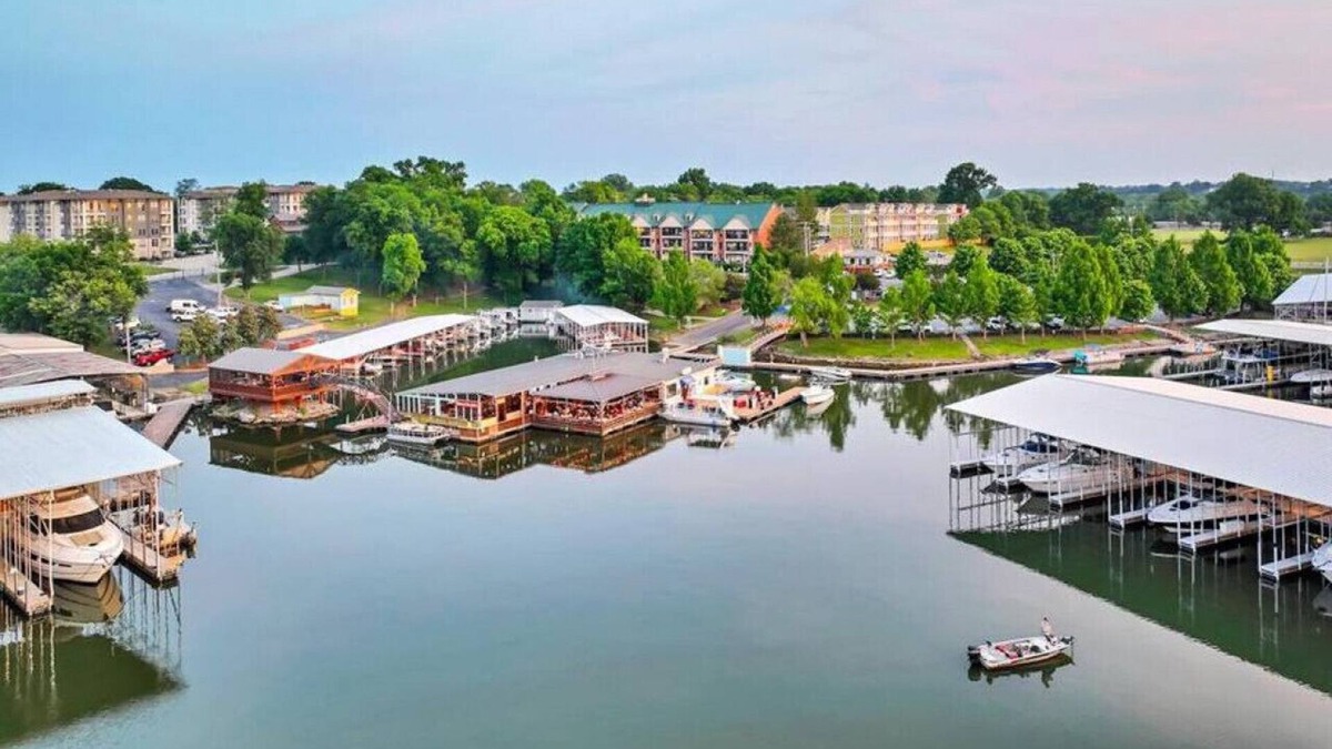 Old Hickory House | BRAND NEW LISTING DISCOUNT - The Crow's Nest at Turtle Bay Marina