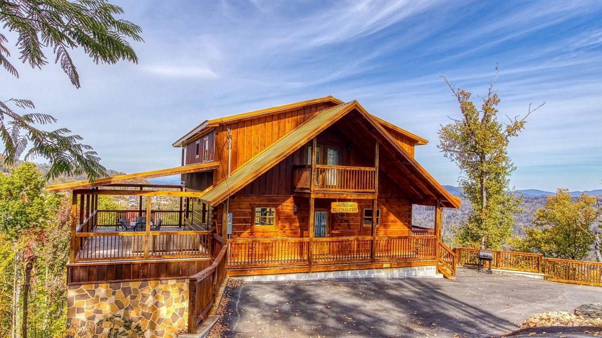Chalet Village North Cabin | Brand NEW Luxury 4/4.5 Cabin! AMAZING VIEW! Indoor Pool, Huge Game Room, WIFI