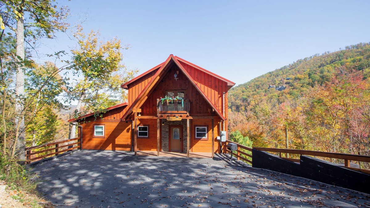 Gatlinburg Cabin | Brand NEW Luxury 5/5.5 Cabin! Great Mountain View, Indoor Pool, Fireplace.