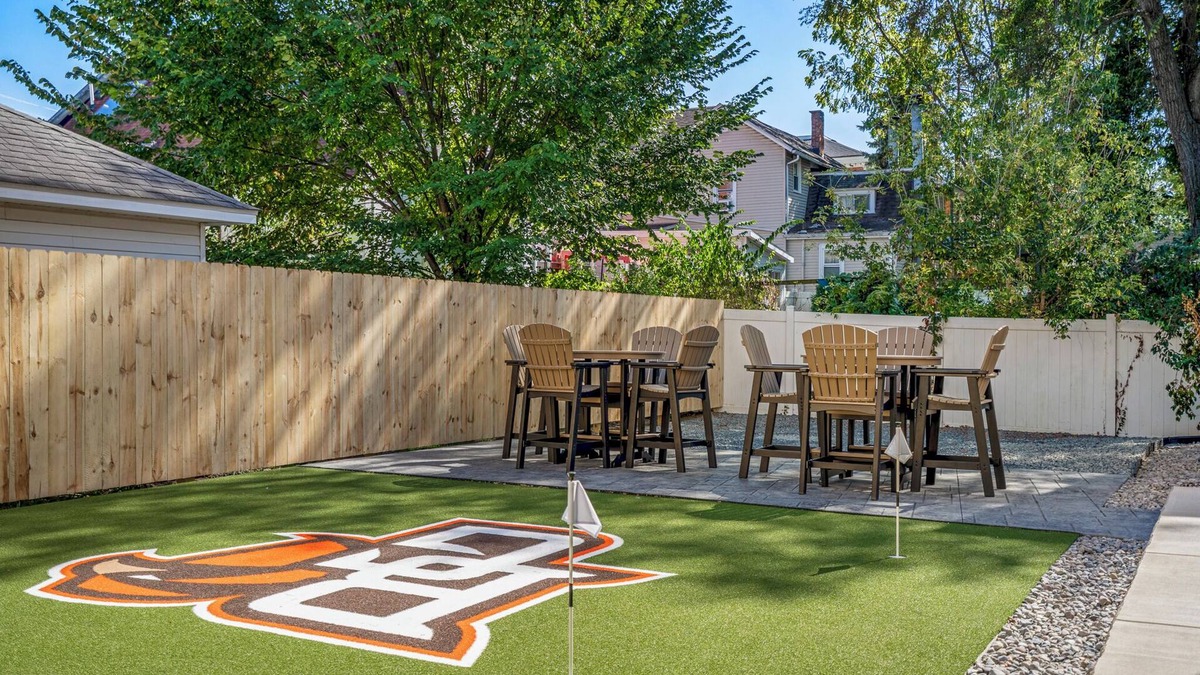 Bowling Green House | Brand-new luxury home in downtown Bowling Green, steps from BGSU. Stylish interiors, gourmet kitchen, and a unique backyard with a custom putting green. Perfect for alumni visits, game days, or weekend getaways.
