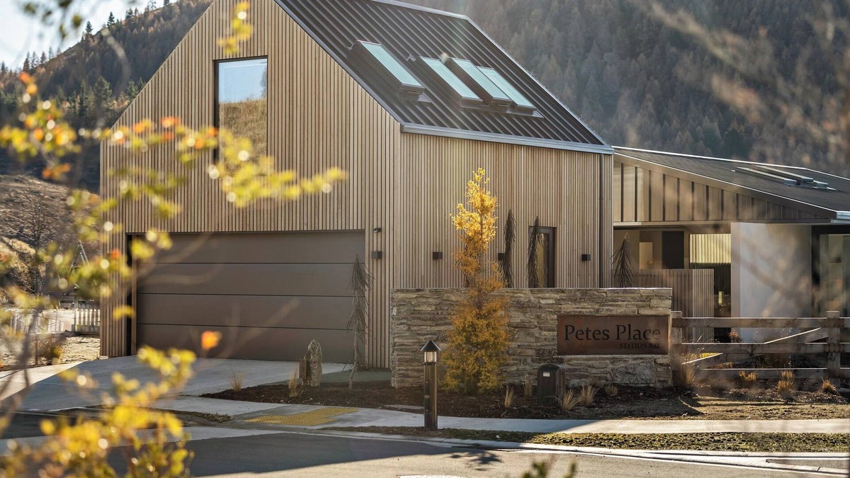 Lake Tekapo House | Brand-new modern 4-bed, 4-bath lakeside retreat in Tekapo with stunning views!