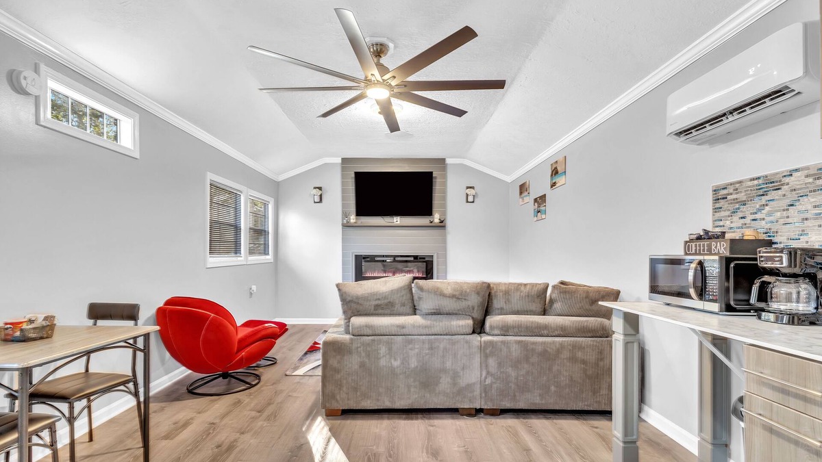 Athens House | Brand New Modern King Suite10mins from Downtown
