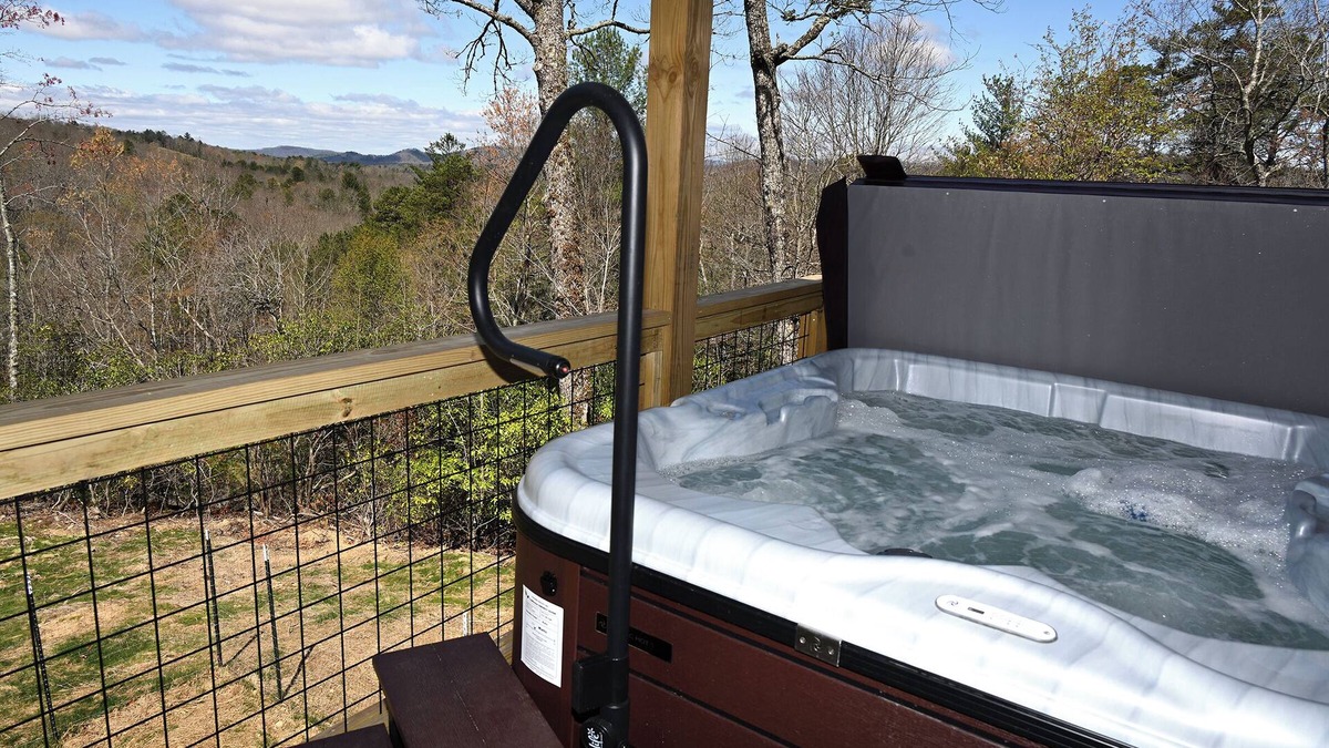Brasstown Cabin | *BRAND NEW* Mountain View Cabin close to the Folk School with Gas Fire Pit & Hot Tub