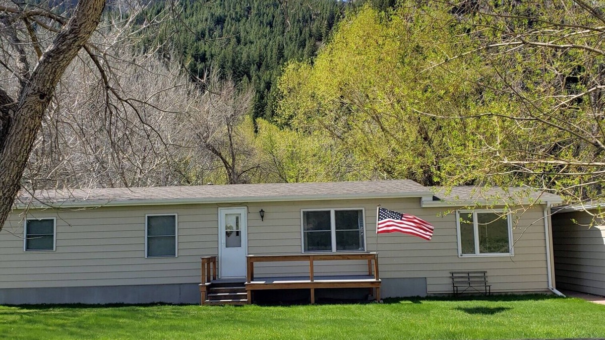 Cascade Cabin | Brand new-newly renovated cabin on 1/2 acre lot right on the Missouri River!