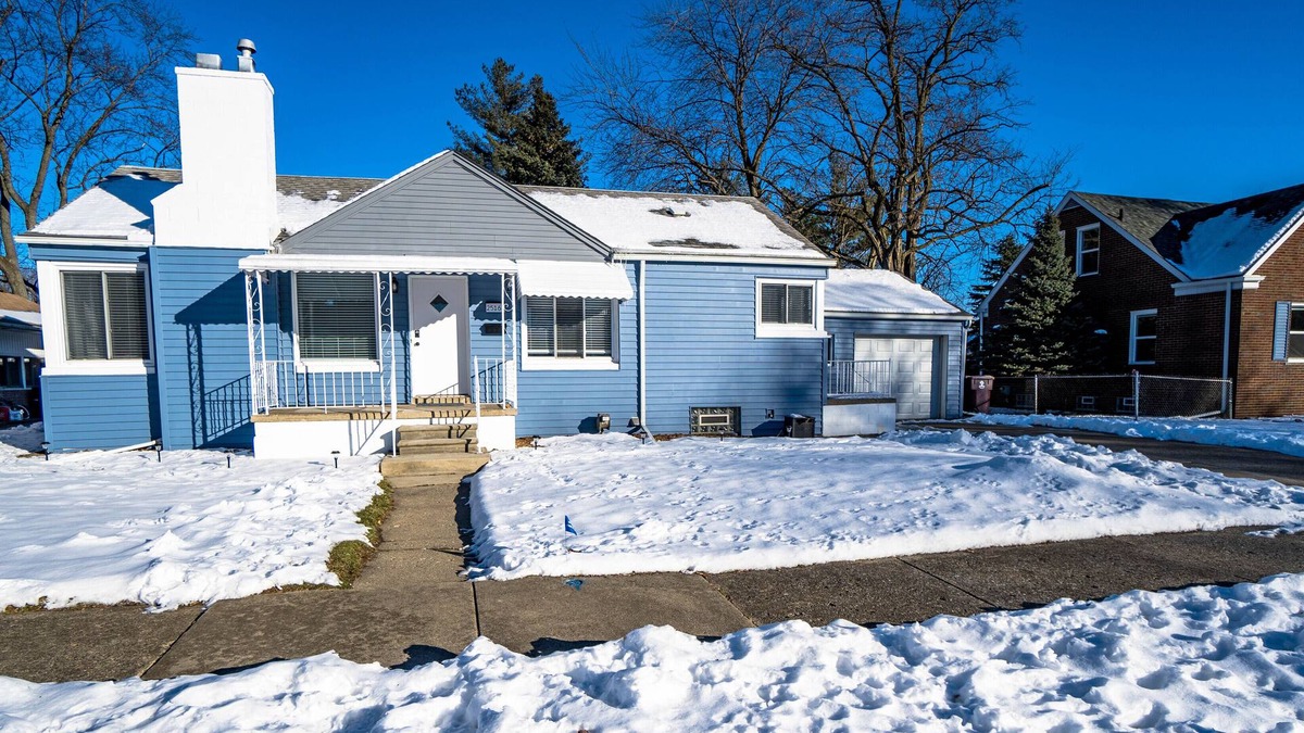 Center Line House | Brand New Renovation - 3BR/1BA in the heart of Metro Detroit