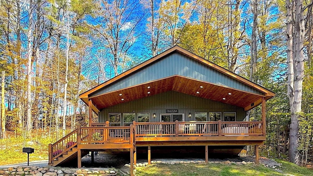 Town of Hope House | Brand New River Front House with Hot Tub!