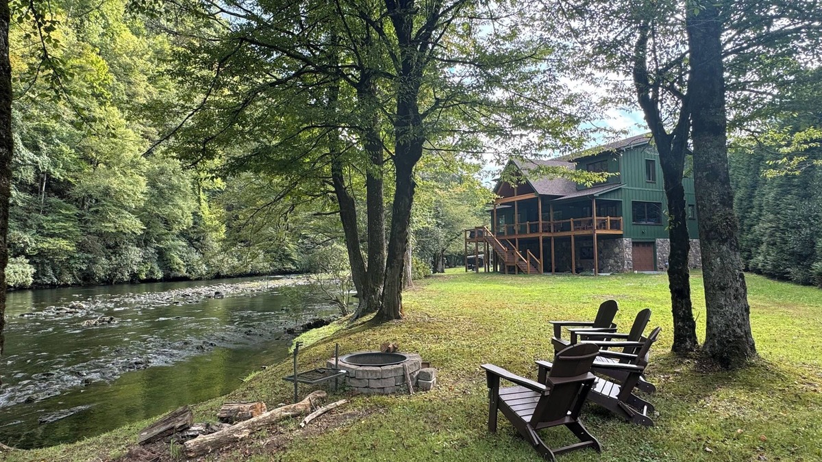 Nantahala Cabin | Brand New Riverfront Retreat – Ultimate Privacy, Stunning Views, & Dog-friendly!
