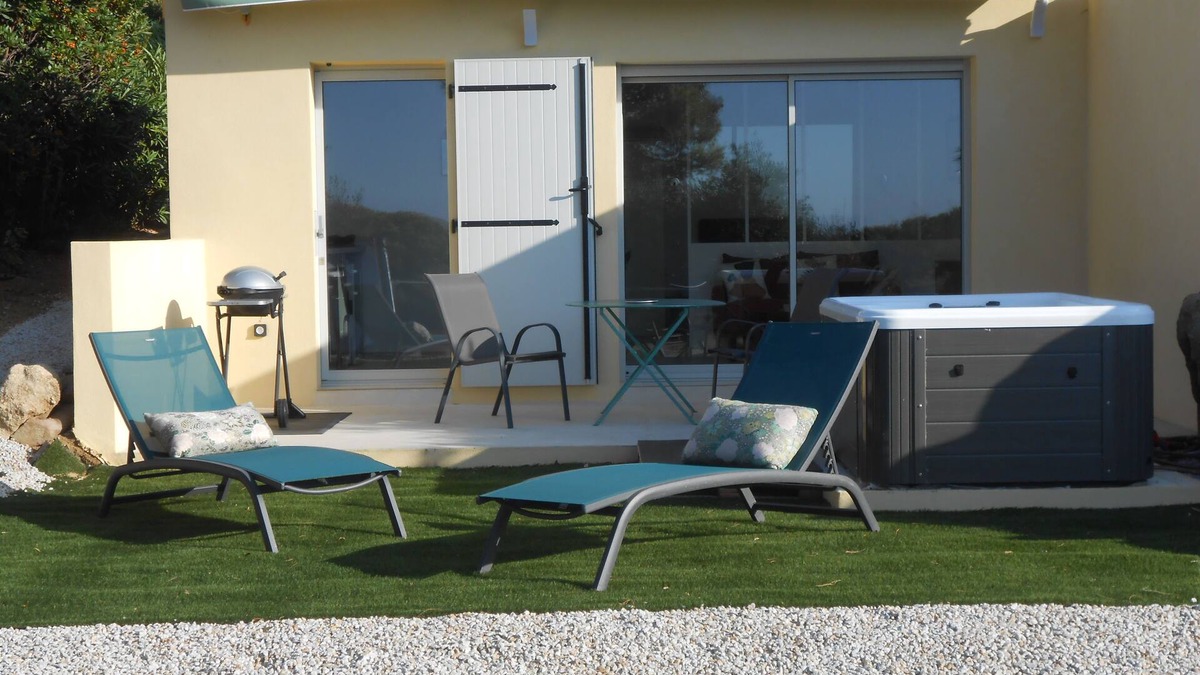 Marine de Davia Apartment | BRAND-NEW SELF-CONTAINED STUDIO WITH GARDEN IN MARINE AREA