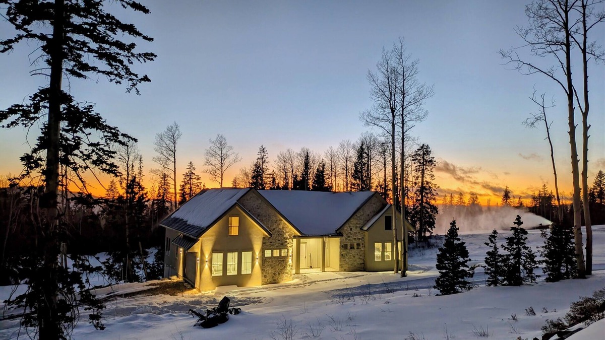 Beaver House | BRAND NEW Ski-In Ski-Out at Eagle Point Resort Utah - Sleeps 33 Comfortably!