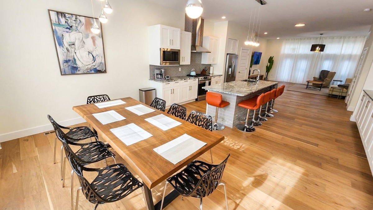 The Gate House | Brand New Stunning 5BR Home. Minutes to downtown, Forest Park. Sleep 14.