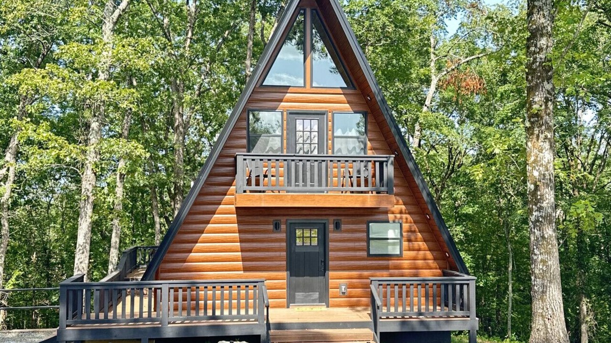 Jones Mills Cabin | Brand New! The Fox Hill Cabin: Where Country Charm Meets Town Convenience!