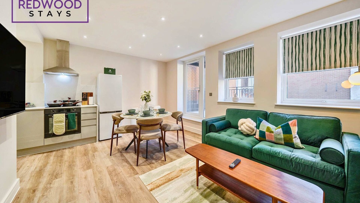 Rushmoor District Apartment | Brand New, Town Center, FREE FAST WiFi, Balcony by Redwood Stays