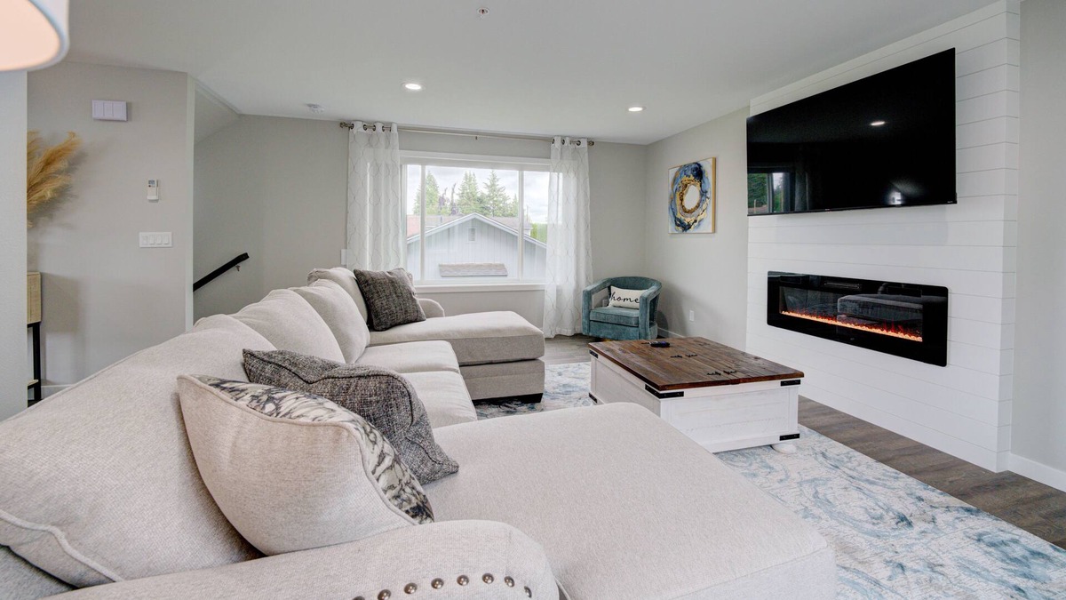 Marysville House | Brand New Townhome Rooftop Balcony - Penthouse