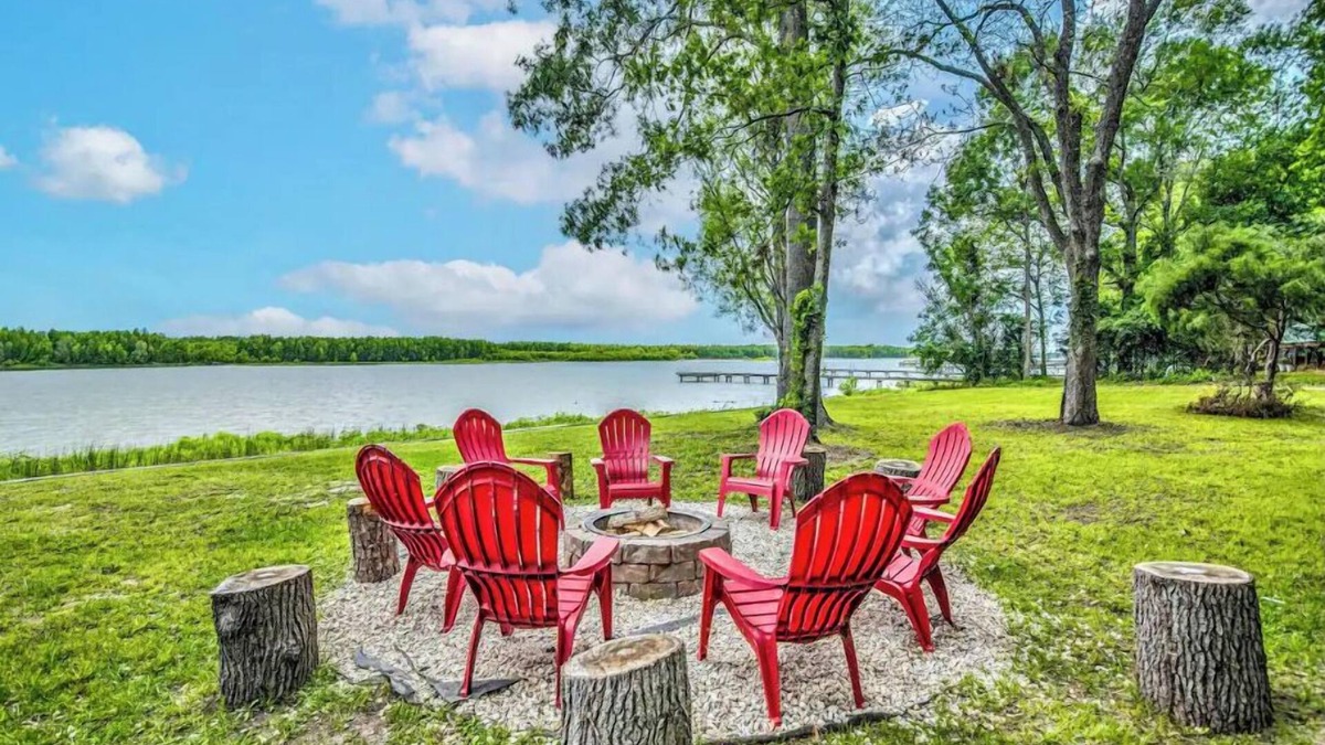 Trinity Villa | BRANDNEW Modern Farmhouse w/Hot tub, Playground, Kayaks & Fire pits