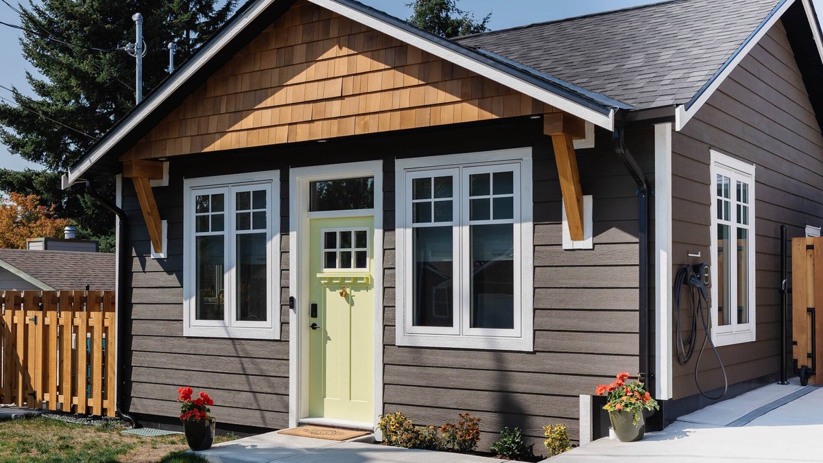 Campbell River House | Brass Apple Cottage | Stylish, New, A/C & Wi-Fi