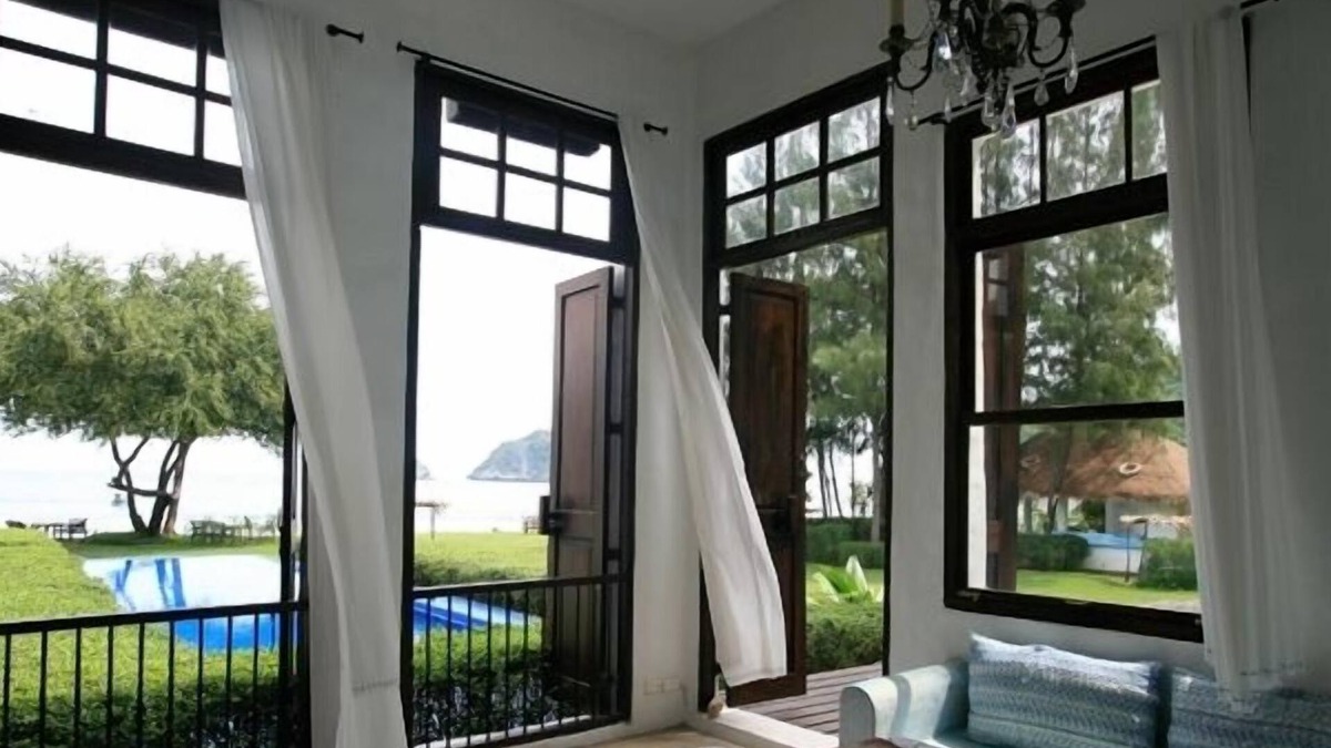 Sam Roi Yot Hotel | Brassiere Beach Resort