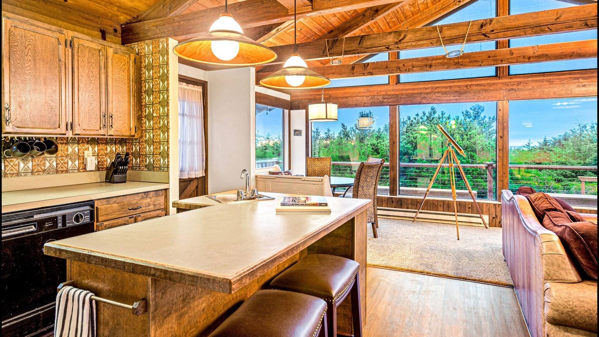 Copalis Beach House | Brathouse By The Sea - Easy Access to the Pacific