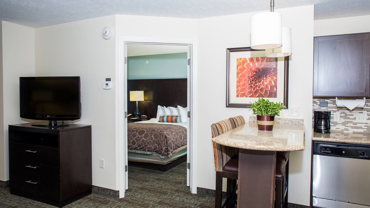 Lincoln Condo | Breakfast, Pool, Explore Univ of Nebraska