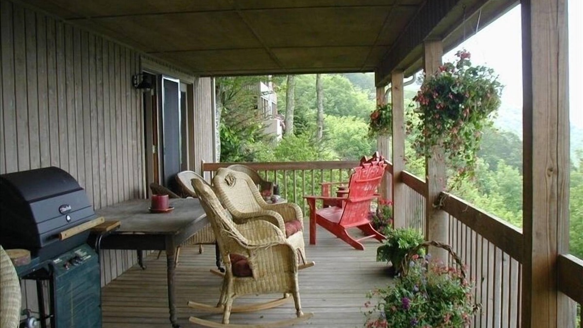 Roan Mountain Cabin | Breath Taking View of the Highlands of the Roan with Hot Tub and Pool Table