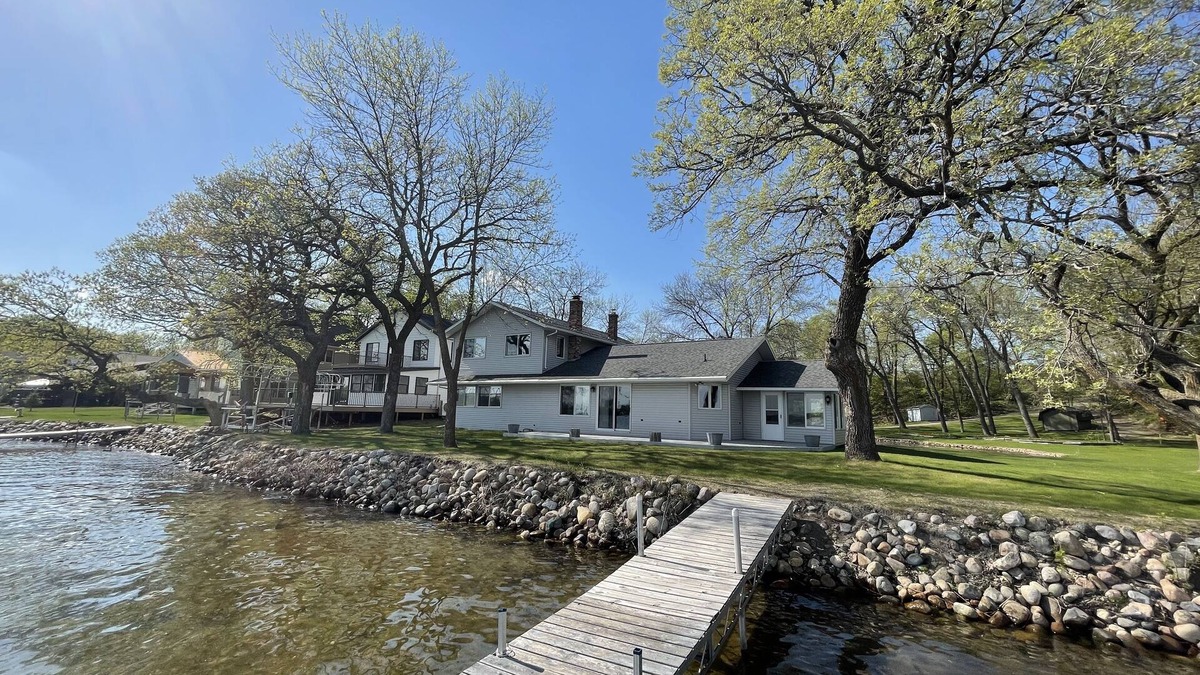 Alexandria House | Breathtaking! 4BR/3BA Cabin - 30ft from lakeshore on Alexandria Chain of Lakes