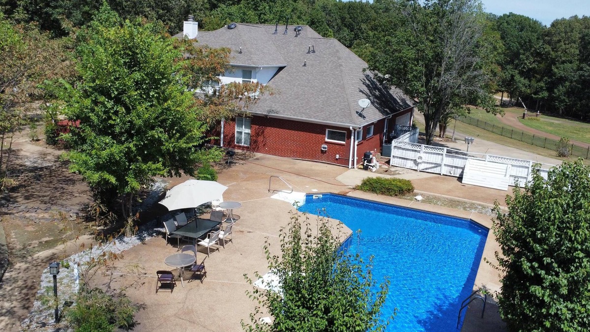 Southaven House | Breathtaking 8 BR+ Extra room w/Pool- Lake View
