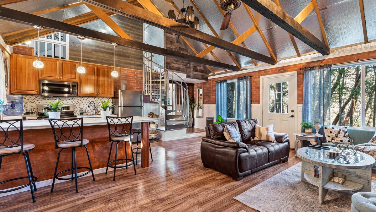 Jacksonville House | Breathtaking Applegate River Home Retreat ~ Newly Remodeled Home
