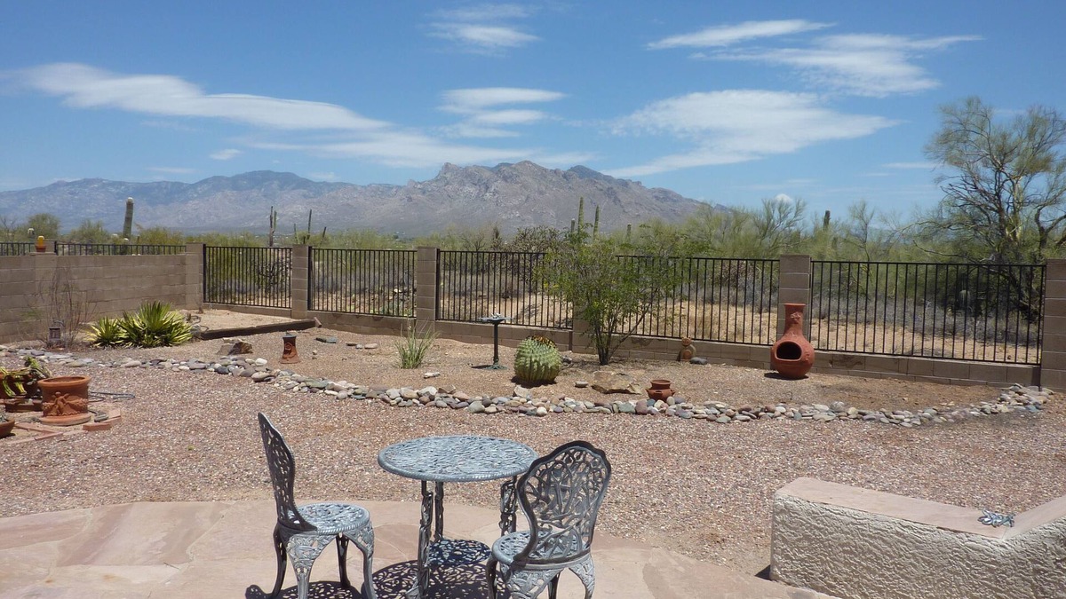 The Bluffs House | Breathtaking Desert and Mountain Views connects you to Tucson. Enjoy your stay!