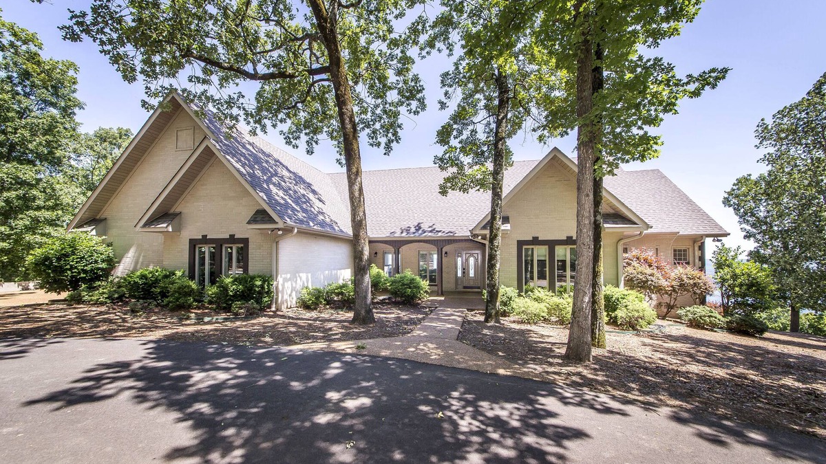 Quitman House | Breathtaking Lakeview Home in Diamond Bluff