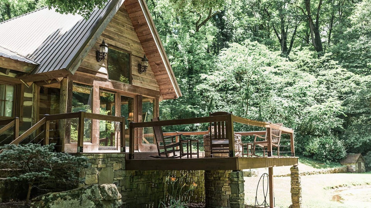 Knoxville Cabin | Breathtaking Log Cabin at The Stables at Strawberry Creek