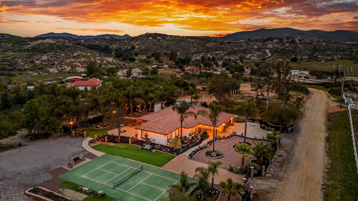 Temecula House | Breathtaking Meadows by AvantStay | Pool, Pickleball, Firepit | Group Escape