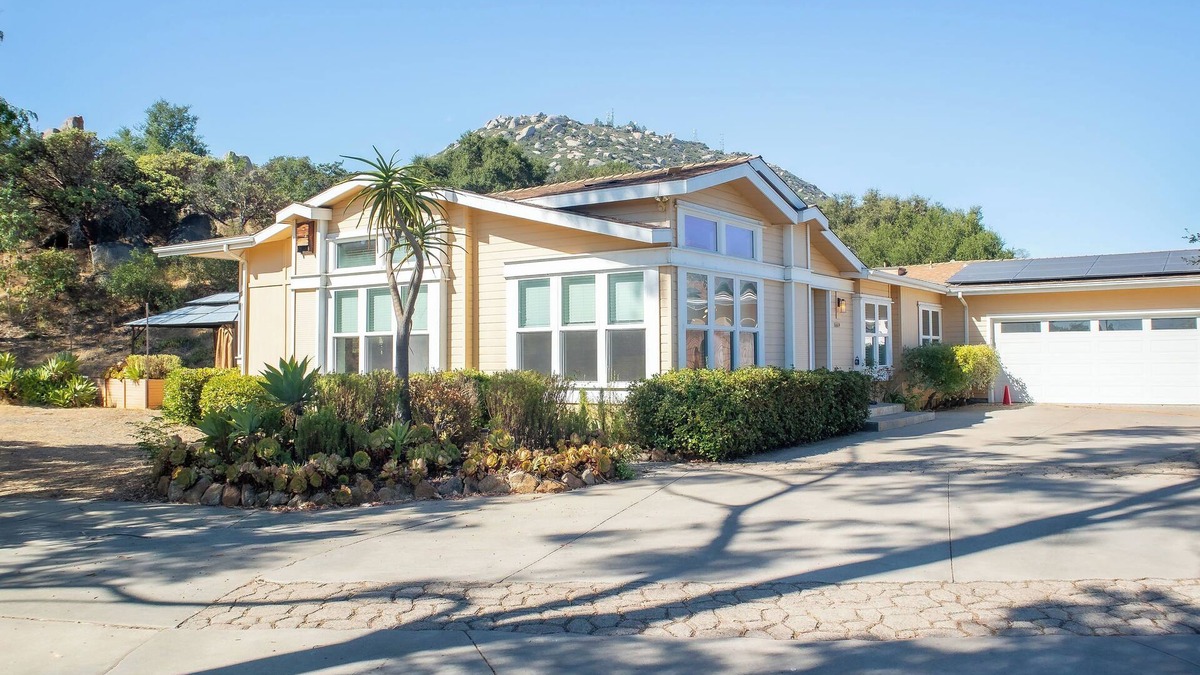 Ramona House | Breathtaking Mountain House with great trails & amenities - Sleeps 14!