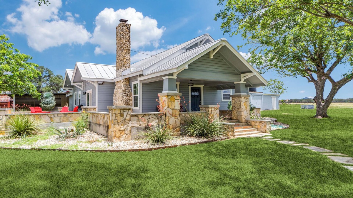 Comfort House | Breathtaking Texas Hill Country Getaway on 10 Acres for Everyone - Sleeps 16