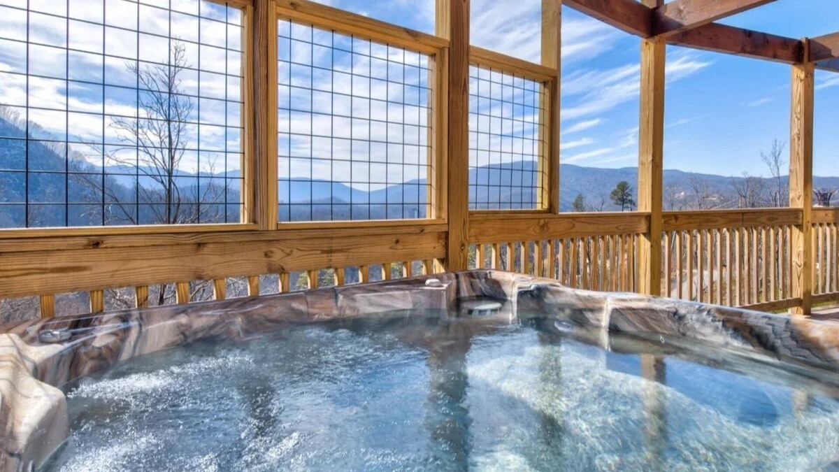 Gatlinburg Cabin | Breathtaking view! Hot tub, Pool table, Free ticket to Anakeesta and Dollywood