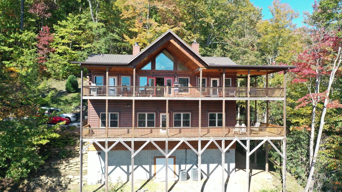 Sapphire Cabin | BREATHTAKING VIEWS! 4.2 ACRES PRIVACY, 3,800 FT ELEVATION, GATED, OWNER MANAGED